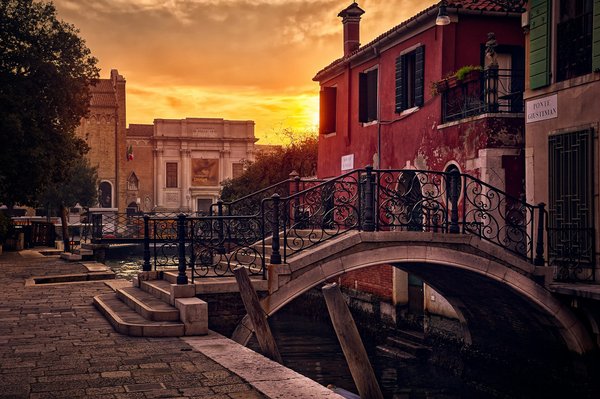 Quelles locations à Venise offrent une expérience de gondolier privé et des cours de verre de Murano?